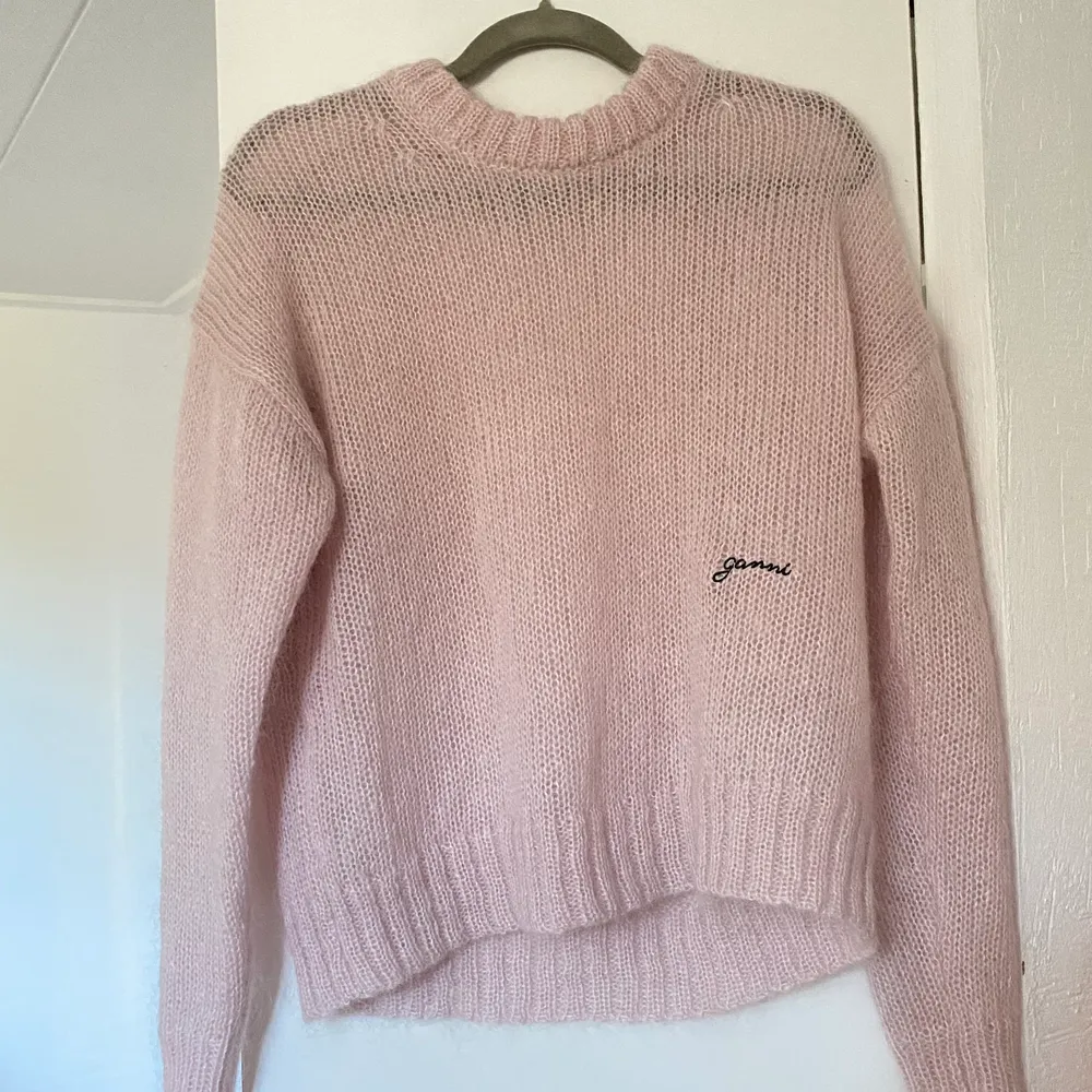 Så fin tröja från Ganni 💕 ”Oversize sweater i mohair”💕 i princip oanvänd och säljes då jag har alldeles för många stickade tröjor!!    Storleken är S/M    !Sista bilden är lånad!. Stickat.