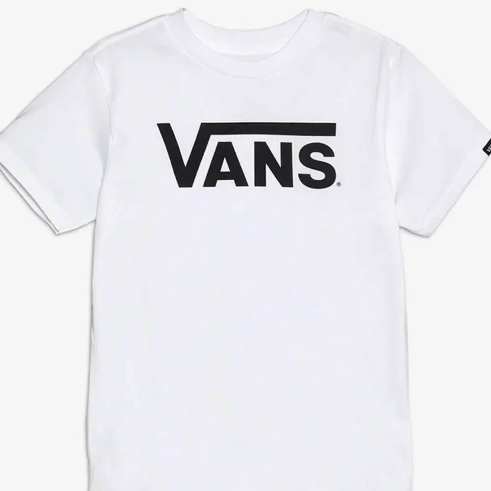 Stilren vit vans t-shirt med svart tryck. Säljs i hopp om att någon annan får mer använding för den 💛 Säljs till högstbudande 💕. T-shirts.