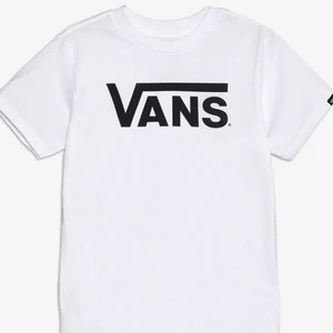 VANS T-SHIRT - Stilren vit vans t-shirt med svart tryck. Säljs i hopp om att någon annan får mer använding för den 💛 Säljs till högstbudande 💕