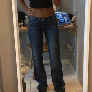 Lågmidjade jeans  - LÄGGER UPP ANONSEN IGEN DÅ DE BLEV STRUL MED FÖRRA🫶🫶🫶 skit söta lågmidjade jeans från Gina, saknar en knapp men inget som syns när man har på sig dom🫶 står 25 men passar mig som har 27🫶🫶