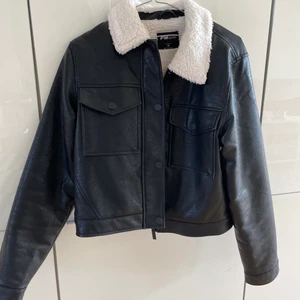 svart jacka - Snygg svart jacka nu till hösten som nästintill är helt oanvänd! Storlek M men passar xs/s beroende på hur man vill den ska sitta. Jackan har en lurvig krage och är lite croppad i modellen. Skriv för fler bilder⭐️⭐️