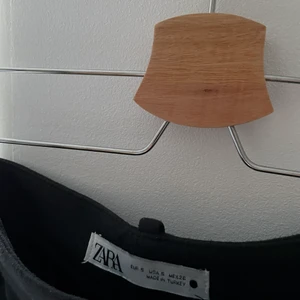 Kostymbyxor med slits. - Svarta kostymbyxor från zara med slits ner till. Jätte fina kostymbyxor som är använda få tal gånger.