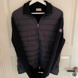 Moncler cardigan  - Använd sparsamt.Inga fel på Hör av er vid fler frågor 