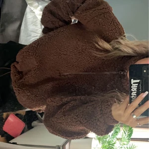 teddy från bikbok - En super skön teddy tröja storlek xs från bilbok. Köpt förra året och aldrig använd. Passar perfekt för mig som är runt 164 men de går att justera passformen runt magen som ni ser på sista bilden. Ny pris 400