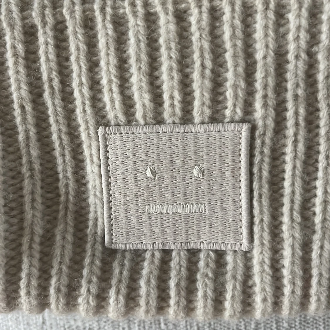 Beige acne mössa  - 90