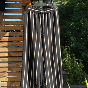 Byxor - Sköna randiga byxor från Monki. Strl XS men kan passa som en S💚💚