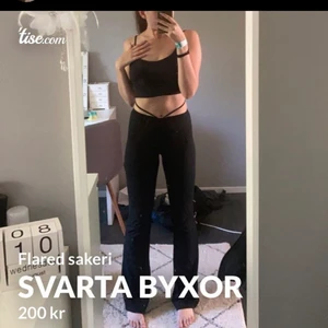 Svarta byxor  - Svarta flared sakeri byxor från Nelly. Original priset 400kr. Sitter tight och lite lösare vid fötterna. Ganska oanvända och bra skick. Storlek S.