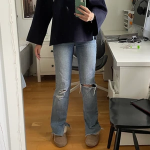 Pull&bear JEANS 💫 - Jeans med hål i knäna, köpt på pull&bear i storlek 36, slits nertill, jag är 175 cm för referens ✨ nypris 449kr 