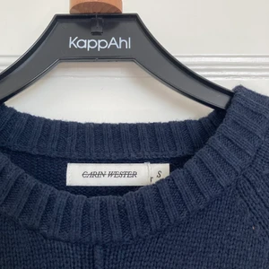 Stickad tröja från Carin Wester  - Marinblå stickad tröja från Carin Wester. Använd men i väldigt bra skick. 