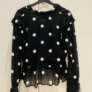 Snygg fest-topp - Säljer nu denna magiska blusen/tröjan från hm, den är använd ett fåtal gånger och sälja billigt pga en defekt som man kan se på 3 bilden. Det är dock inget man ser när man har på sig tröjan. Passar mig som normalt har strl xs/s