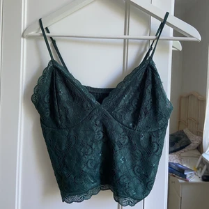 Mörkgrön spetstopp  - En mörkgrön topp i spets. Aldrig använd, lappen sitter kvar. 