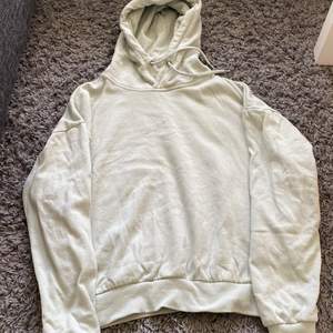 Grön hoodie från lager 157 (köpt för 150) ser vit ut på bilden
