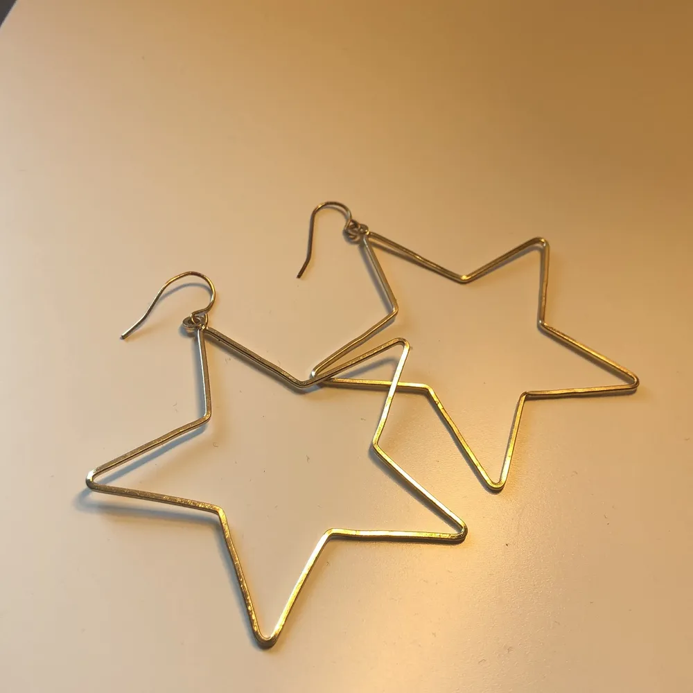 Guldiga örhängen formade som stjärnor ⭐️fint skick!✨ skriv privat för frakt! ❤️. Accessoarer.