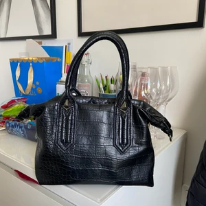 ZARA VÄSKA - Populär zaraväska, använd ett fåtal gånger endast. Följer med ett långt band också💕 PM för frågor eller fler bilder