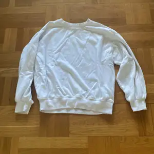 Säljer denna vita tröjan eftersom den aldrig kommer till användning längre❤️
