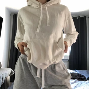 Stor vit hoodie  - Stor vit hoddie perfekt när det blir lite kallare. Passar till allt.
