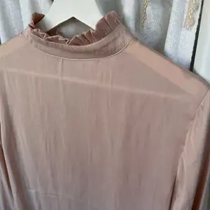 Rosé färgad blus i silke, säkerhetsnålslösning vid knappen i nacken