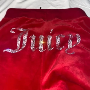 Röda juicy med text - Jag har ett par röda juicy byxor med text som jag skulle vilja sälja för att har ingen användning till dem, buds från 600kr uppåt
