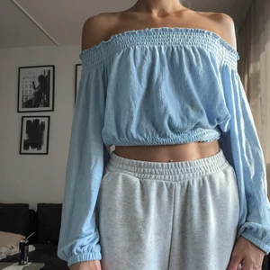 Ljusblå off shoulder topp - Strl S