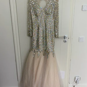 Klänning till salu - Mycket bra nästan nya festklänning  till salu. säljs till 1200 kr.