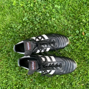 Adidas copa mondials  - Ett fräscha par Adidas copa mondials. Nypris på stadium är 1600:- och de är i storlek 42