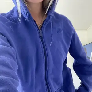 Säljer en superfin blå zip-hoodie från nike i en oversized modell! Köpt second hand men superfint skick💙 bara att säga till för fler bilder!