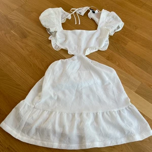 H&M    - Fin festklänning med öppen rygg och är knälång  Helt ny köpt med prislapp kvar  Inte använd eller förstörd 