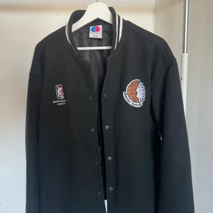 District 46 baseball jacka - En district 46 baseball jacka som är använd Max 10ggr så är i bra skick! Är 184 lång och den passar mig bra. 