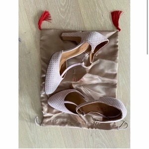 Pumps från Chie nya i lyxig påse - Nya pumps endast provade i rosa mocka. Säljes p g a jag tydligen inte kan gå i högklackat 😊. Påse och skokartong medföljer. Nypris 3299.