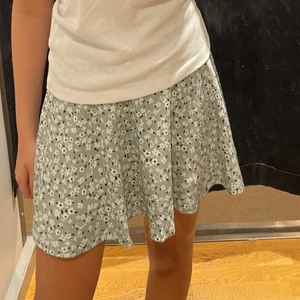 Kjol - Så himla söt, i nyskick då den bara är använd enstaka gånger ❤️