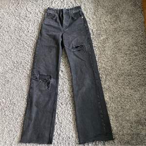 Zara jeans med två hål köpt för 400