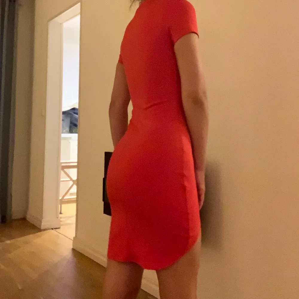 Orangeröd klänning, använd 1 gång. Klänningar.
