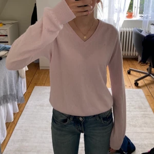 Stickad tröja - Intressekoll på min supermysiga rosa Kashmirtröja från Boomerang! Tröjan är verkligen i ett så skönt tyg och passar perfekt nu till höst och vinter❤️ Tröjan är i storlek M men väldigt liten i storleken så den passar mig som vanligtvis bär xs/s