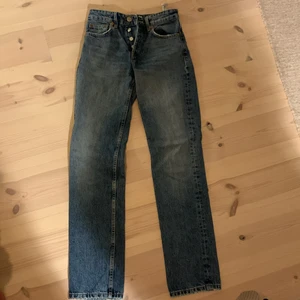 Zara mid Rise straight jeanse - Säljer mina as snygga mid Rise straight jeans💕 