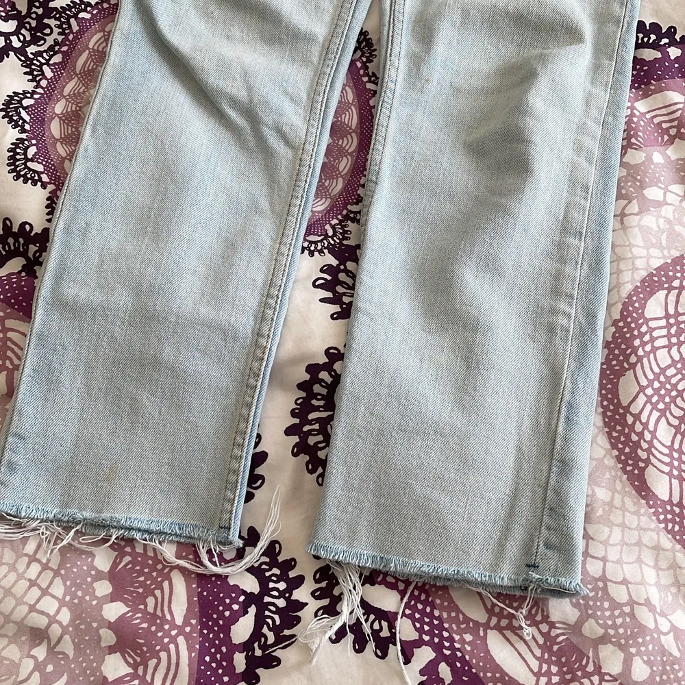 Straight cut tight fitted light blue jeans. Very nice fit. Jeans & Byxor.