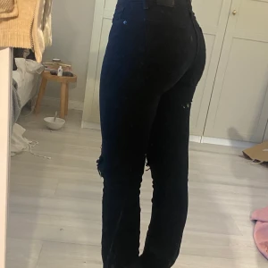 Lågmidjade Levis jeans  - Så fina Levis jeans med bootcut som tyvärr blivit försmå för mig! Storlek 24. 