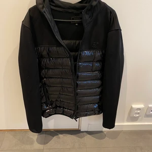 Jacka - Jackan är använd 1 gång, så den är som ny. Hel och ren. Köpt på zalando. Den är i storlek M. Pris kan diskuteras.