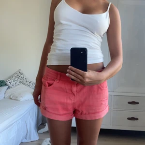 Jeansshorts  - Lowwaist jeansshorts från pull&bear i storlek 36