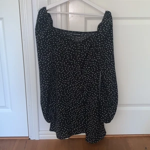 Klänning från Prettylittlething - Säljer denna fina prickiga klänning från Pretty kittel thing! As fin till sommaren och på fina sommarkvällar!