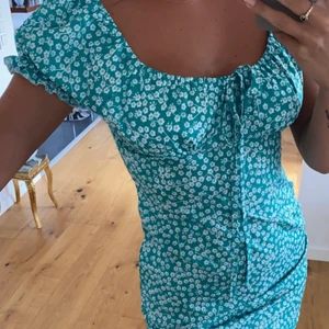 Grön klänning - En grön klänning, aldrig använd! Storlek S