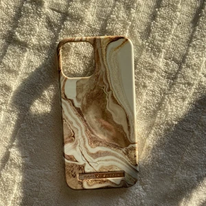 Mobilskal  - Ett snyggt mobilskal från ideal of sweden, knappt använd! Mycket fint skick!  Frakt - 45kr 