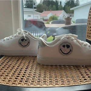 Smiley skor - Säljer dessa skor i helt ny skick❤️❤️Jag säljer dessa för att de var tyvärr för små❤️❤️❤️
