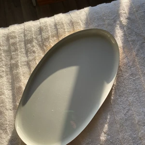 Bricka - En snygg bricka i en ljus grön färg! Perfekt att dekorera med om man vill ha en färg klick i hemmet!  Frakt - 62kr