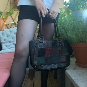 Handväska - Fin handväska köpt second hand för ca 1 år sedan, aldrig använd! Kan antingen bäras på axeln eller i handen som på bilden:) fraktar eller möts upp i Hornstull! 