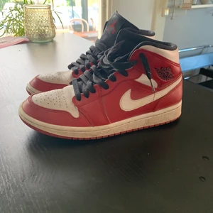 Jordan 1 - Jordan 1 röd vita mid