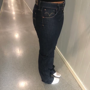 Low Rise  - Säljer dessa fina mörkblå lågmidjade jeans från Levis💓de passar dig som har strlk s-m, säljer de för 250kr minst