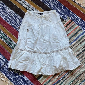 Vit kjol - En vit lång kjol i tunt material. I fint skick. För fler bilder eller mått kontakta mig 🌞 Frakt sker via PostNord spårbart 51 kr 📦