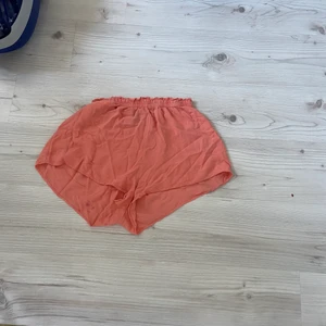 Shorts - Orangea/rosa shorts i stl M. Frakt tillkommer vid behov. Kom med bud!
