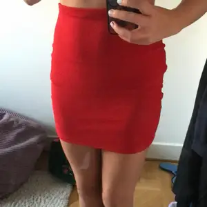 Söt röd kjol, är inte säker på frakt:) Pris kan diskuteras, tar inte ansvar för posten! 💓
