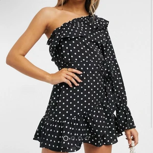 Prickig klänning - Prickig one shoulder klänning! Passar XS-S